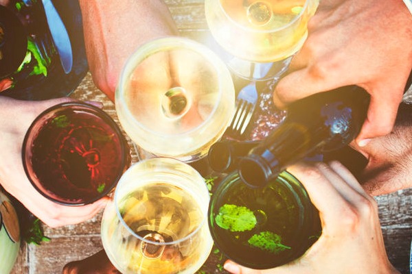 9 praktiska steg för att välja vin till din nästa fest