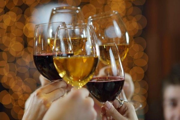 9 praktische stappen voor het kiezen van wijn voor uw volgende feest